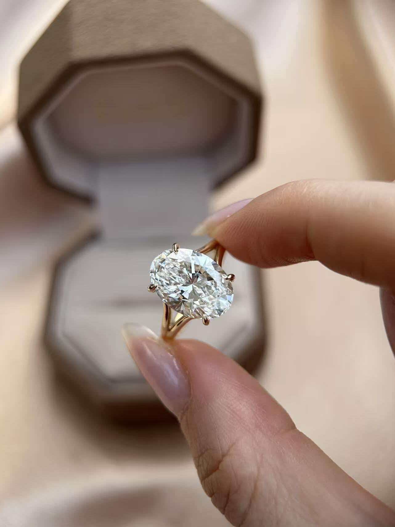 0a98c46db90964ed8f9b9e59e5711c55 5-Carat Lab-Grown Oval Diamond Ring: E Color, VS1 Clarity in 18K Yellow Gold - Image 1