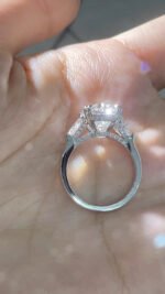 5-Carat Lab-Grown Oval Diamond Ring: D Color, VVS2 Clarity in 18K Gold - Image 2