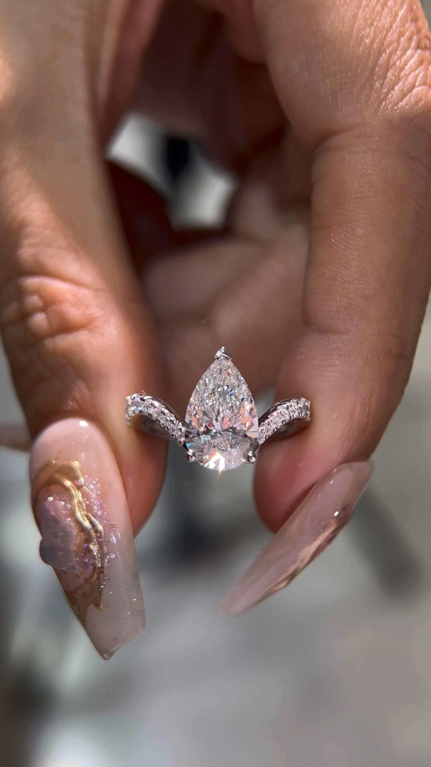 4eff77b0f4b867e4f957b3f6ecc99ec1 2-Carat Lab-Grown Pear Diamond Ring: D Color, VVS2 Clarity in 18K White Gold - Image 1