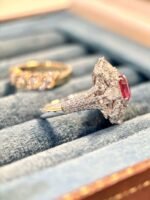 Collector-grade large-carat neon-colored gem | 2.8ct natural unheated Mahenge spinel 18K gold setting 0.50ct pear-shaped diamond ring - Image 2