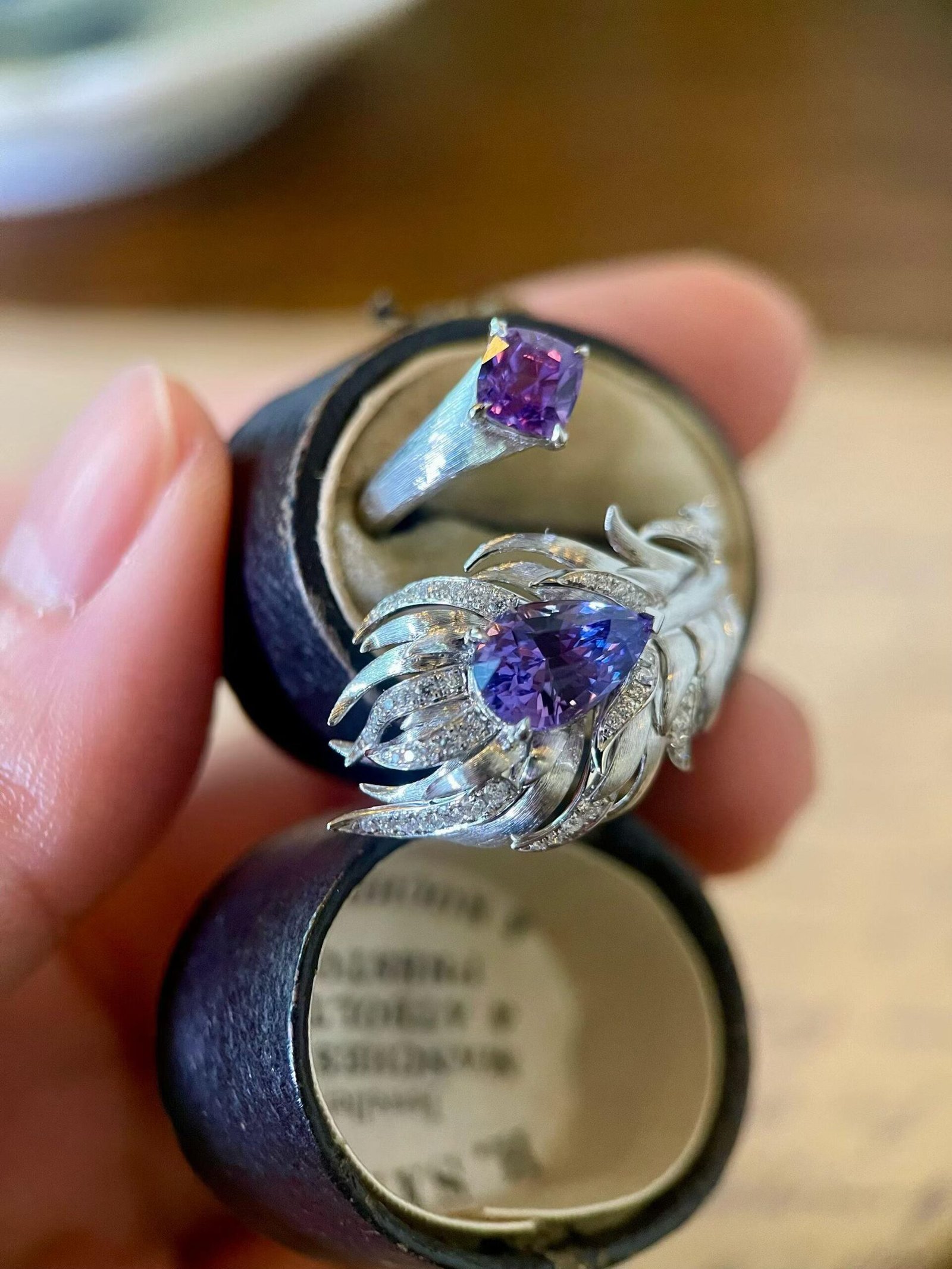 a66c04f4a28562a9098471a06e6e38cf Double-stone lab grown gemstone feather inlay ring (2-carat pear-shaped, 1-carat cushion-shaped) - Image 1