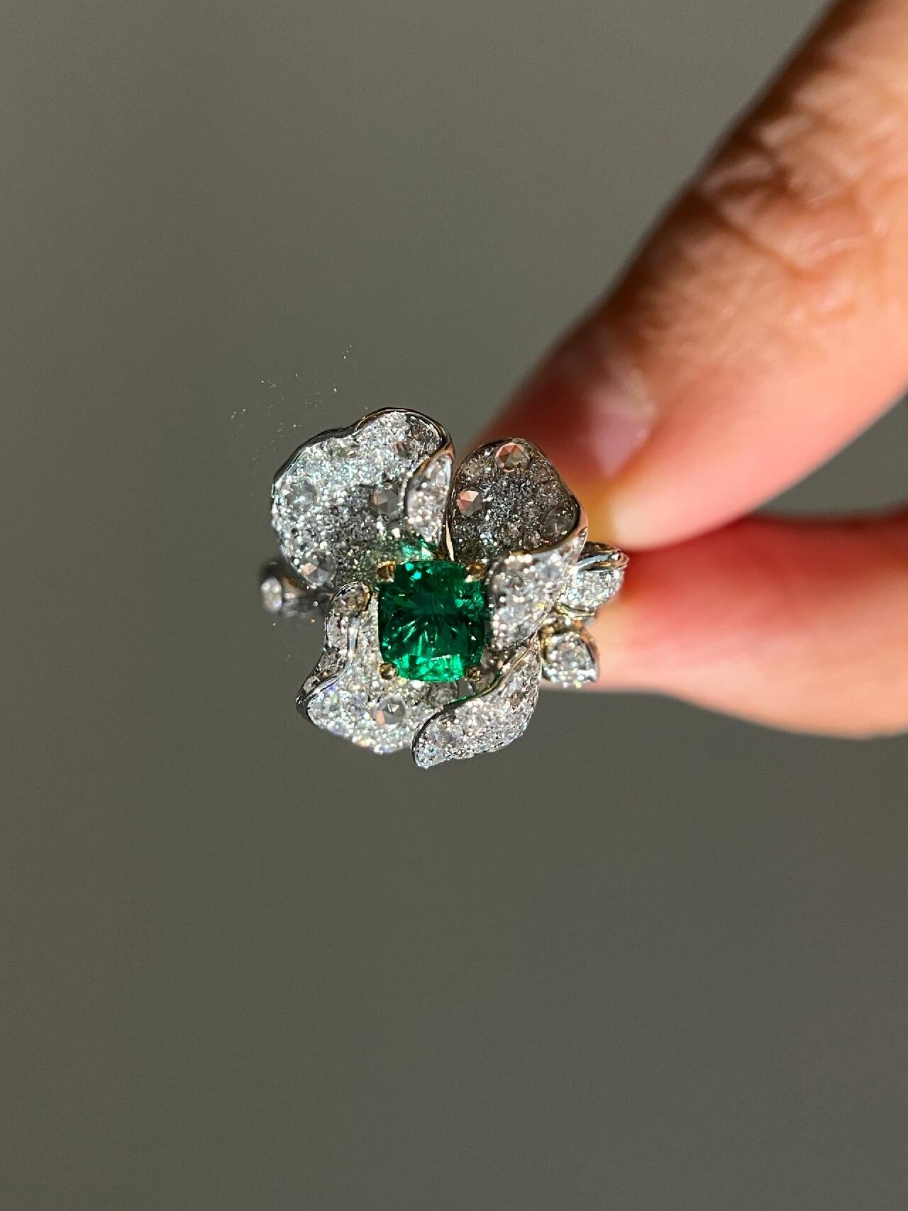 bf07d36bc37c6121ecd0d82b31134dbc 1.43ct Natural Slightly Oily Emerald 18K Gold 3D Flower Diamond Ring - Image 1