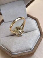 5-Carat Lab-Grown Oval Diamond Ring: E Color, VS1 Clarity in 18K Yellow Gold - Image 3