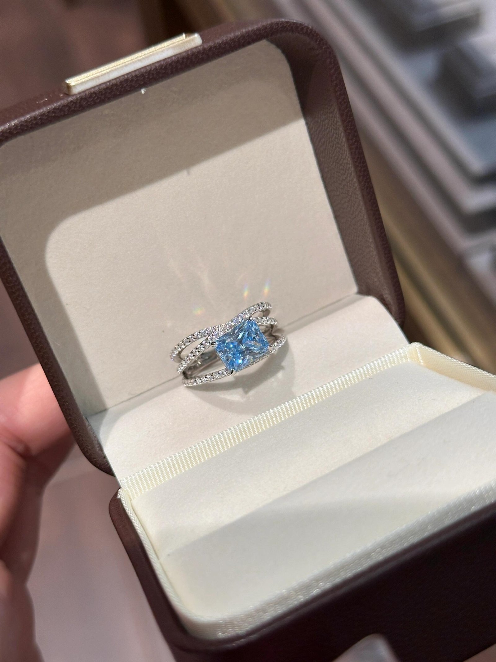 e8b0efde12cda4b0923329c483abfd4e 4.23-Carat Lab-Grown Aquamarine Ring: VS1 Clarity in 14K Gold - Image 1