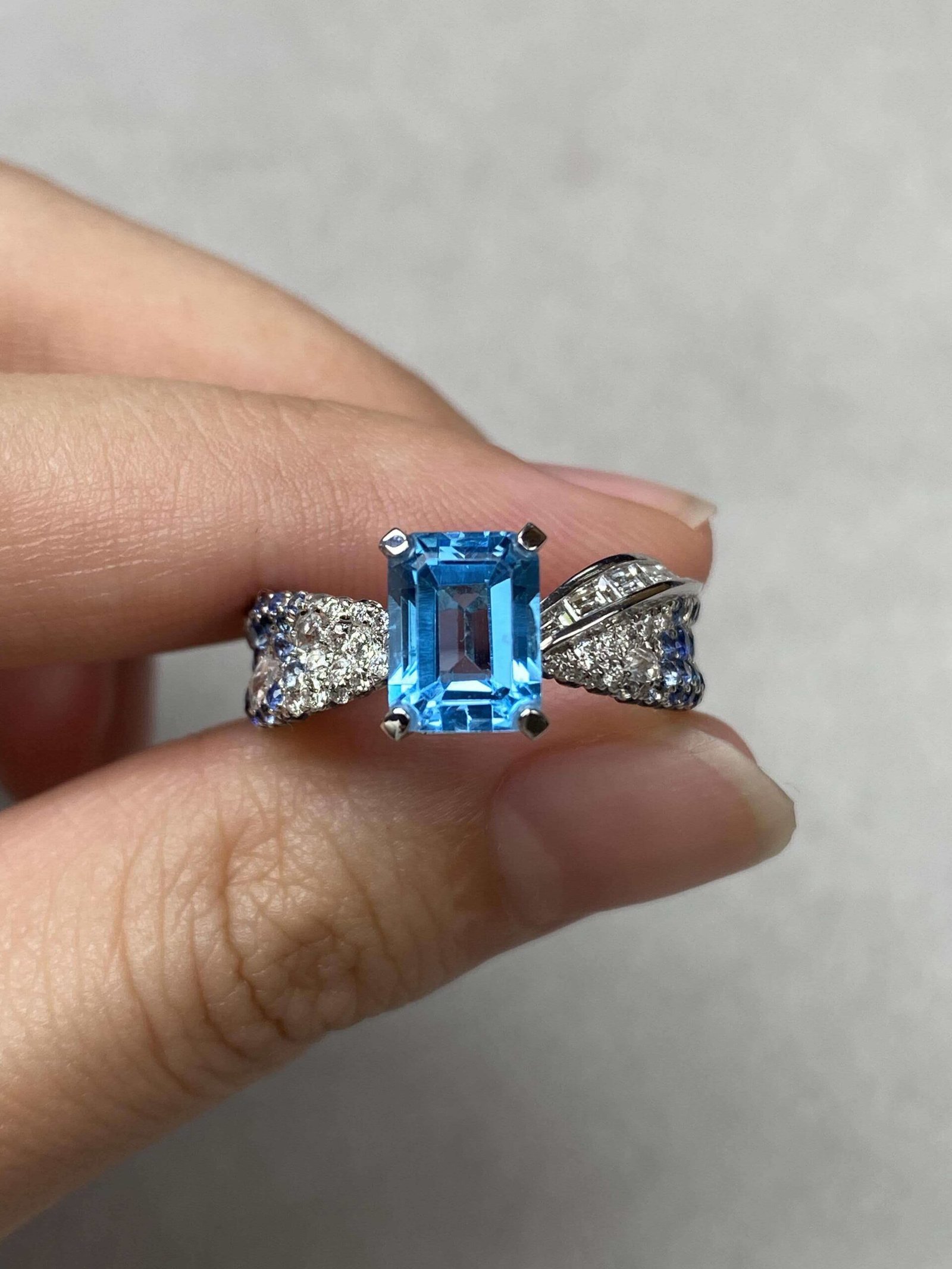 fa668db5d20f88e737ace46e312738c0 1.45-Carat Natural Aquamarine Ring: VS1 Clarity in 18K Gold - Image 1