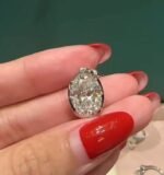 Labor-grown diamond pendant